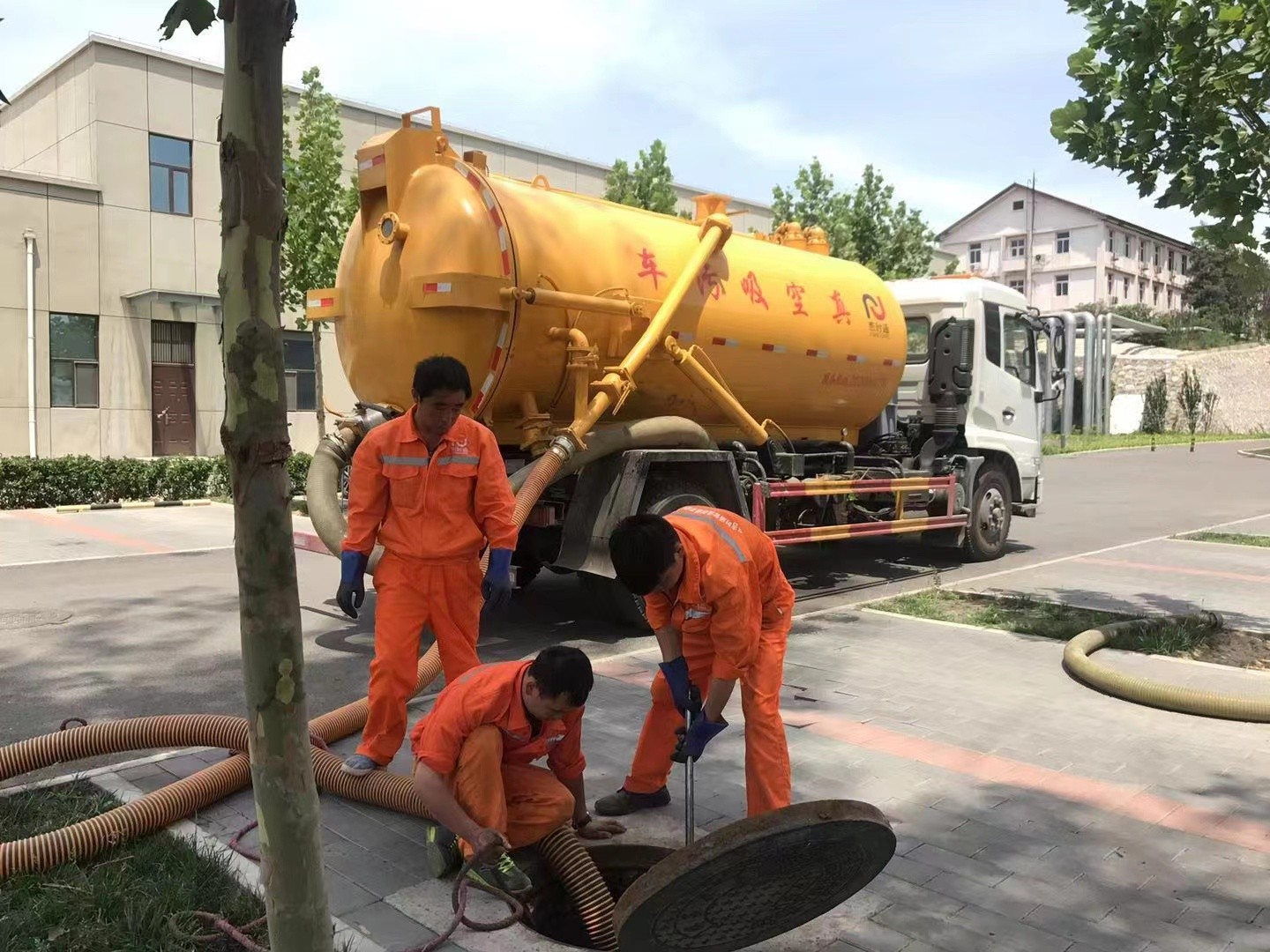 宁都管道疏通车停在窨井附近